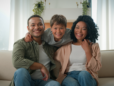 Família reunida e feliz em casa