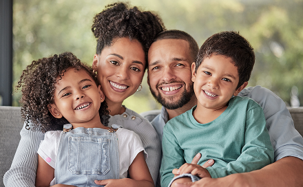 Família sorrindo, unida e protegida pelo plano Pax Silva