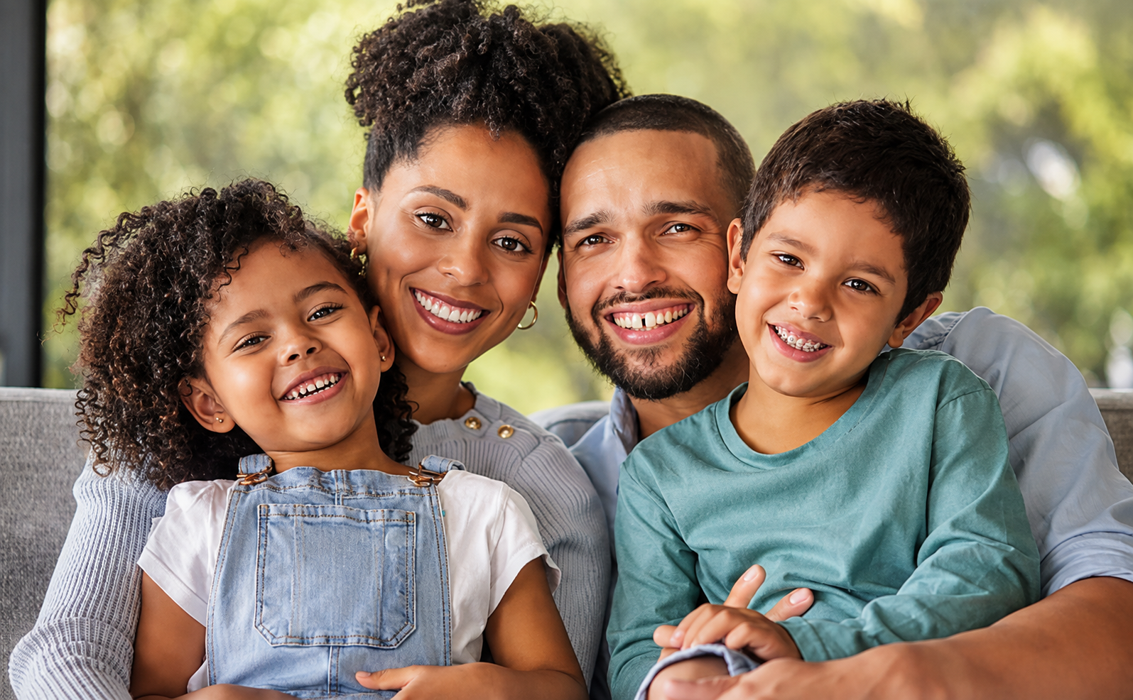 Família sorrindo, unida e protegida pelo plano Pax Silva